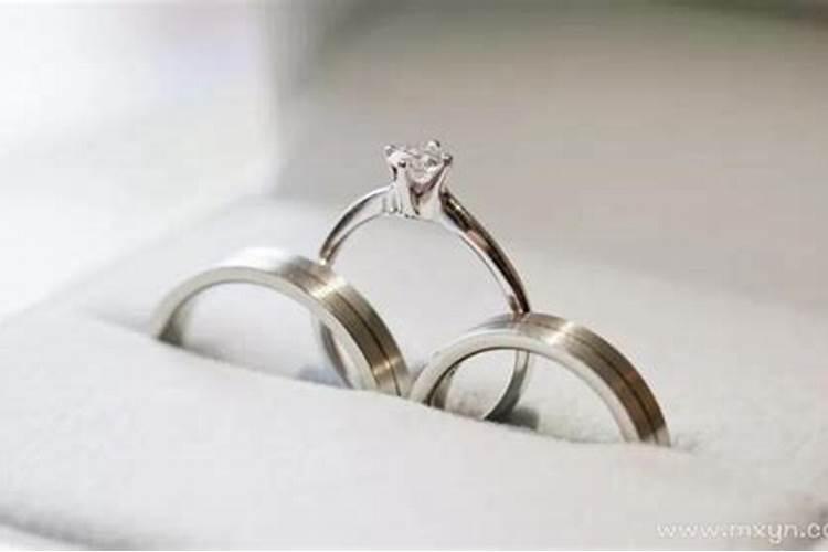 已婚女人梦见男人送自己戒指