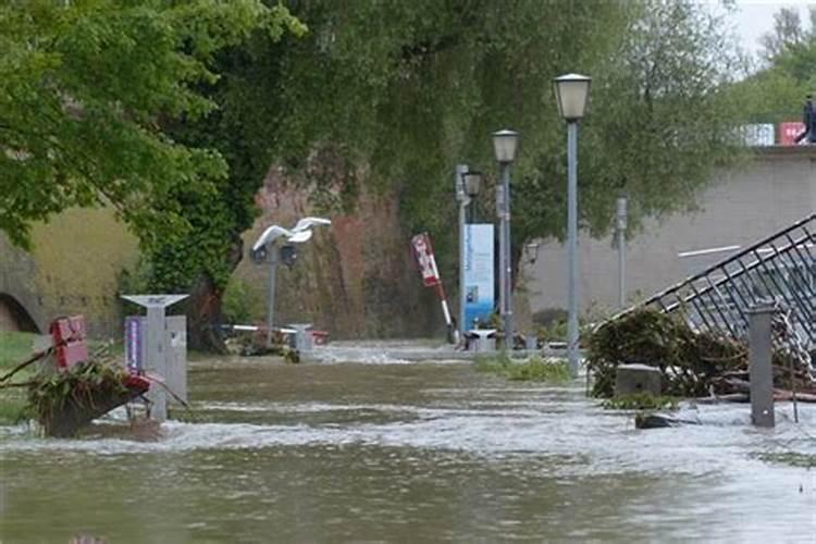 梦见地震地动山摇水涨