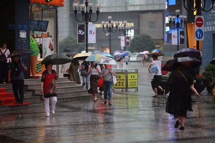 梦到下雨下好大我在雨中行走