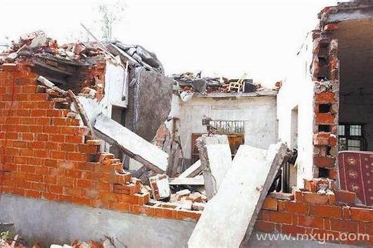 梦见地震房子倒塌一半