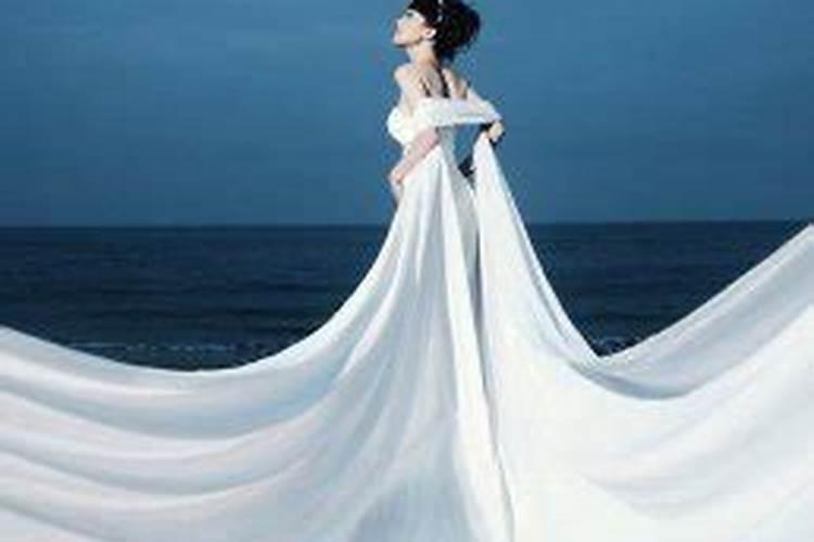 梦见自己穿洁白的婚纱是什么意思周公解梦