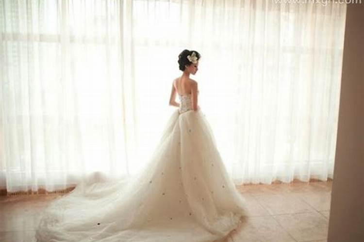 梦见自己穿洁白的婚纱是什么意思周公解梦