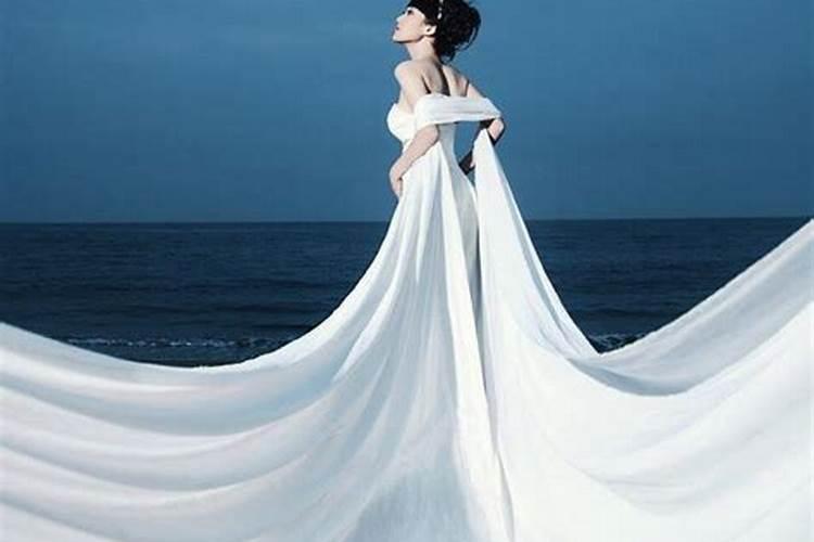 梦到自己穿一身白婚纱结婚