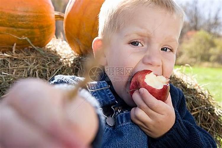 梦见小男孩给我苹果吃了啥意思啊